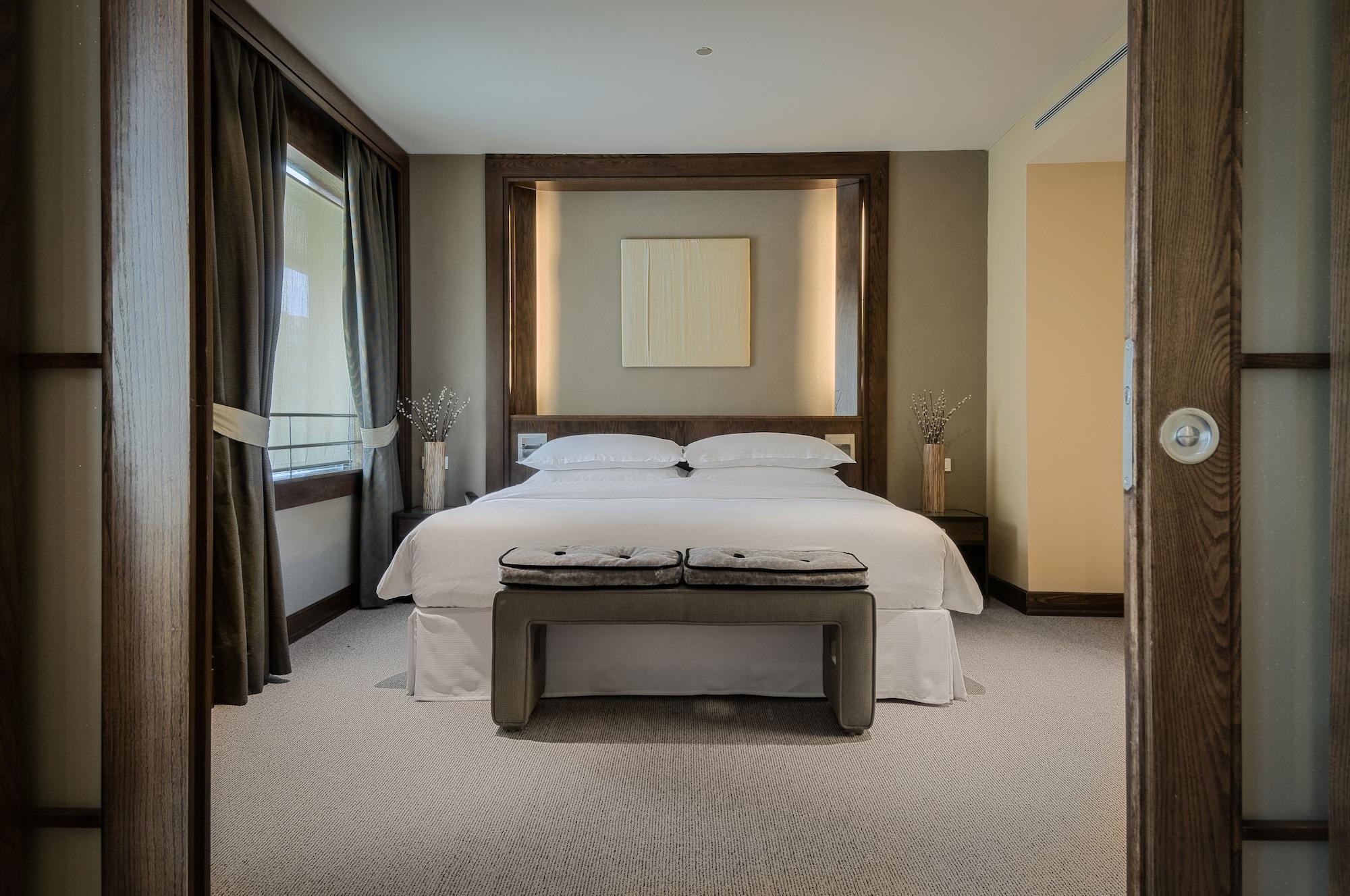 유로스타 스위트 미라시에라 마드리드 외부 사진 A bedroom at the Mandarin Oriental, Munich