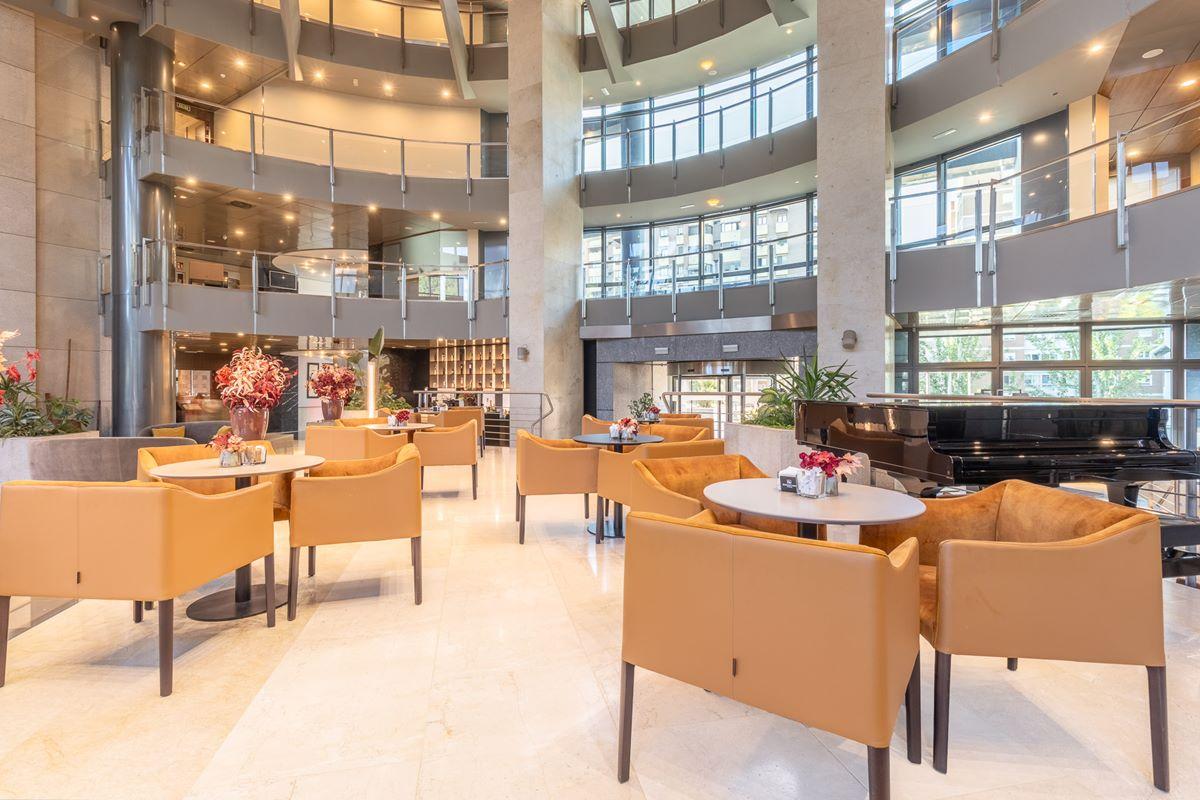 유로스타 스위트 미라시에라 마드리드 외부 사진 The lounge at the airport