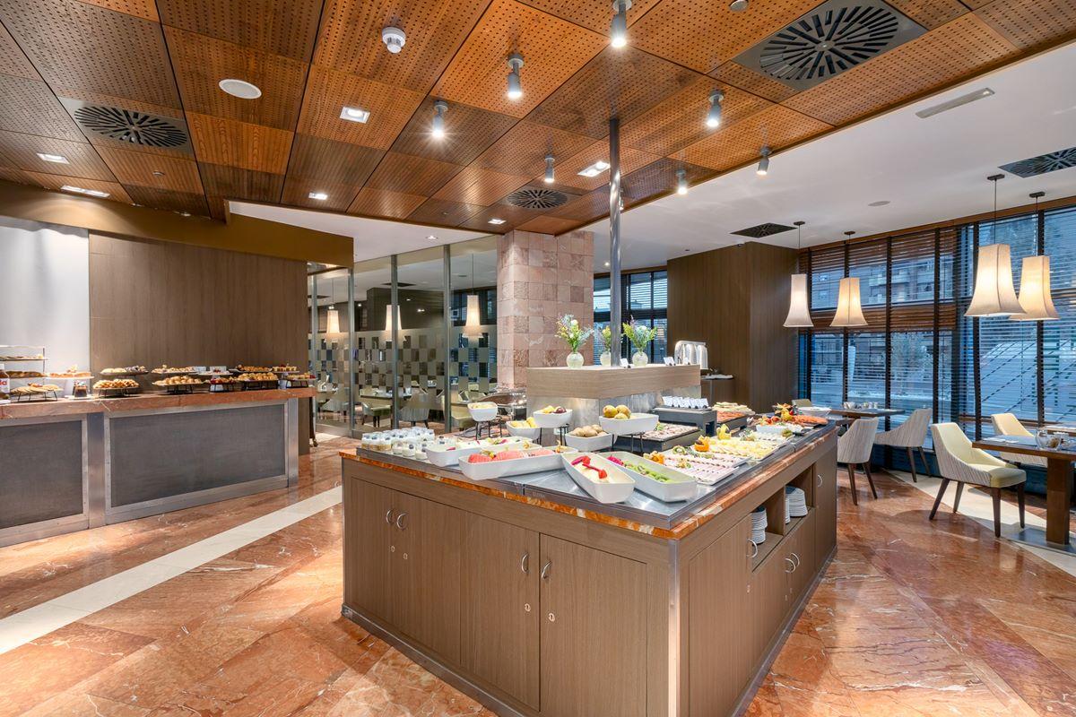 유로스타 스위트 미라시에라 마드리드 외부 사진 The buffet at the hotel