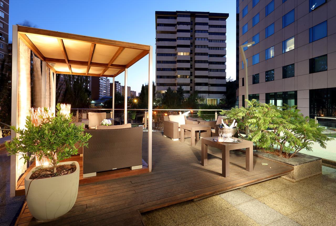 유로스타 스위트 미라시에라 마드리드 외부 사진 The rooftop garden at the hotel