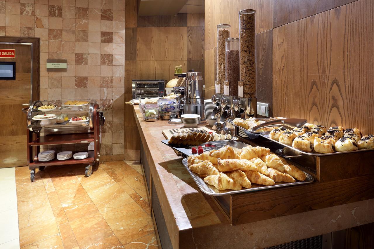 유로스타 스위트 미라시에라 마드리드 외부 사진 A breakfast buffet at a hotel