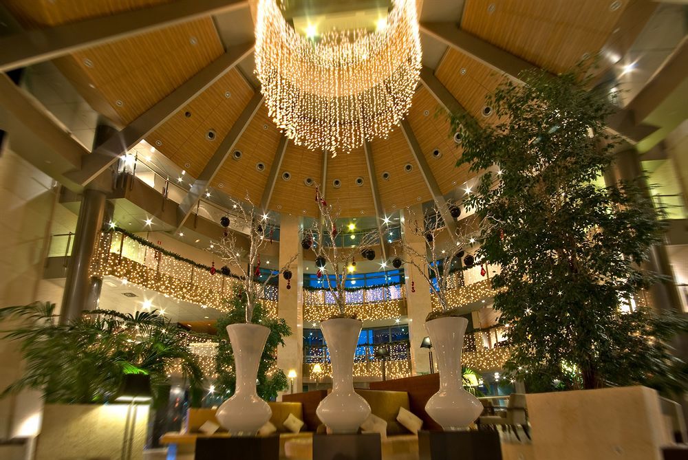 유로스타 스위트 미라시에라 마드리드 외부 사진 The lobby of the hotel
